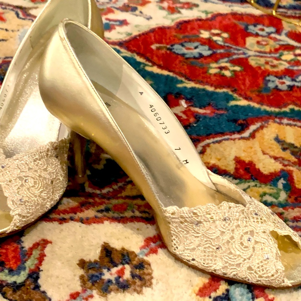 🦄🦄 Stuart Weitzman gold and lace heels size 7